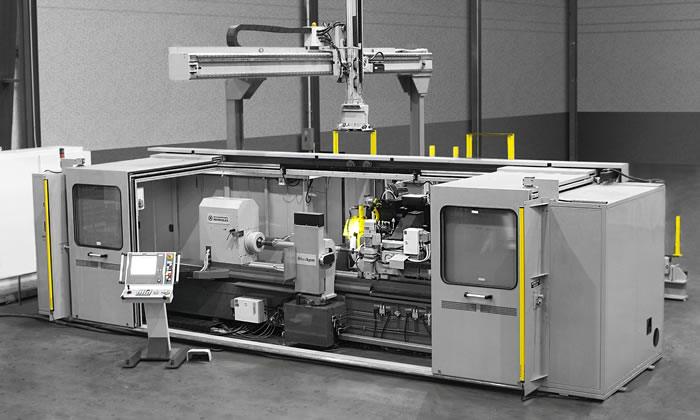 Fully automatic machining center with integrated loader 